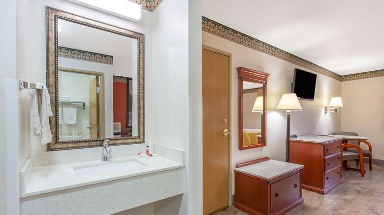 <b>Super 8 Bedford Room</b>. Images powered by <a href="https://iceportal.shijigroup.com/" title="IcePortal" target="_blank">IcePortal</a>.