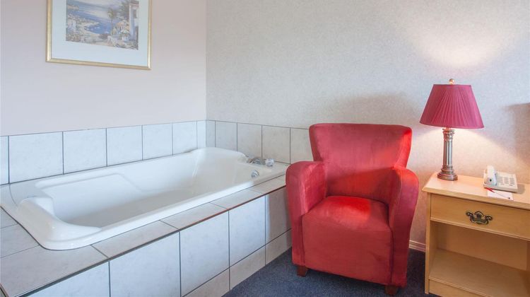 Ramada by Wyndham 100 Mile House Suite