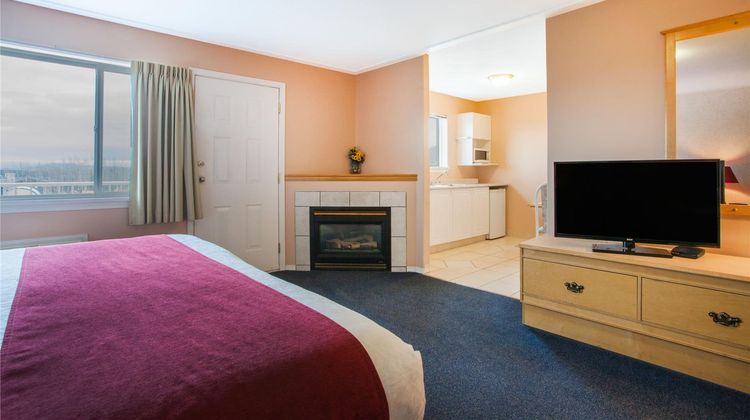 Ramada by Wyndham 100 Mile House Suite