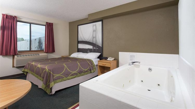 Super 8 Houghton Lake Room