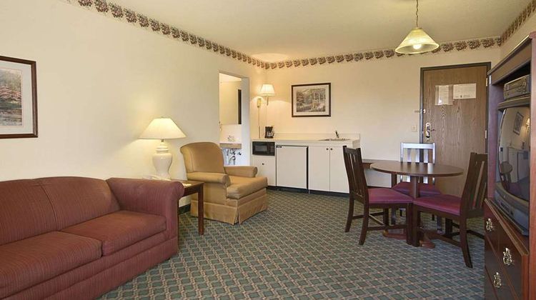 Travelodge Hudsonville Suite