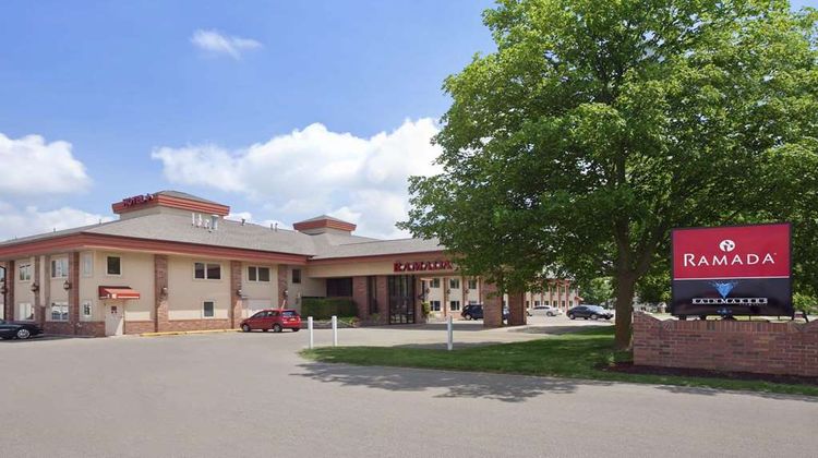 Ramada Saginaw Hotel & Suites Exterior
