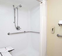 Days Inn & Suites Pocahontas Room
