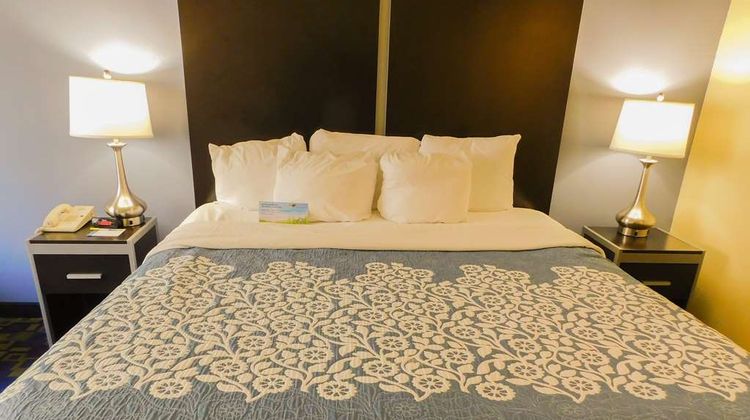 Days Inn & Suites Pocahontas Room