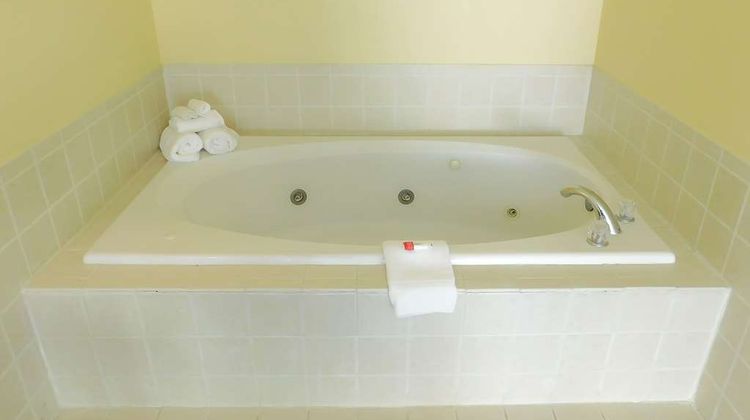 Days Inn & Suites Pocahontas Suite