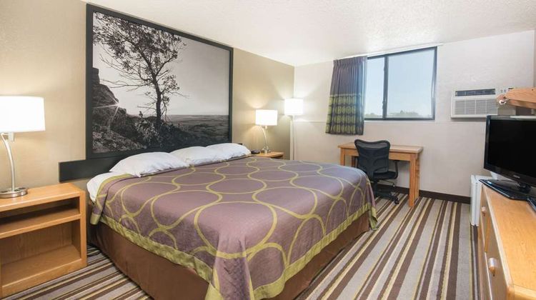 Super 8 Jamestown Room