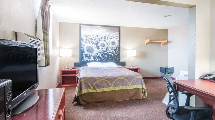 Super 8 Jamestown Suite