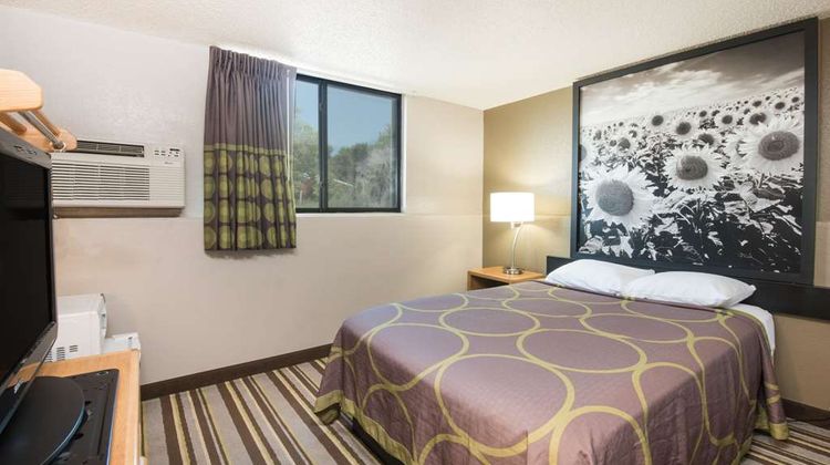 Super 8 Jamestown Room