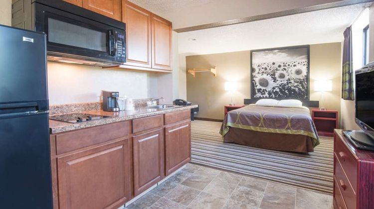 Super 8 Jamestown Suite