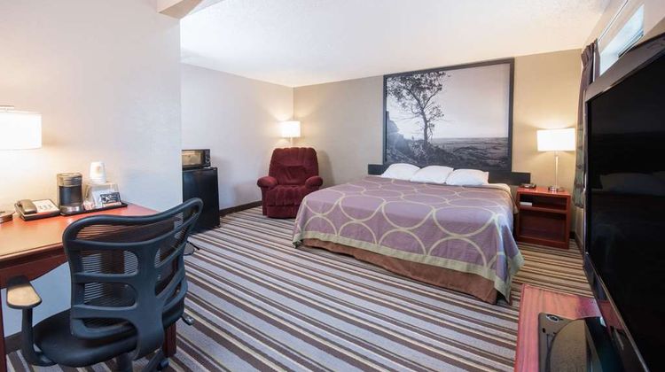 Super 8 Jamestown Suite