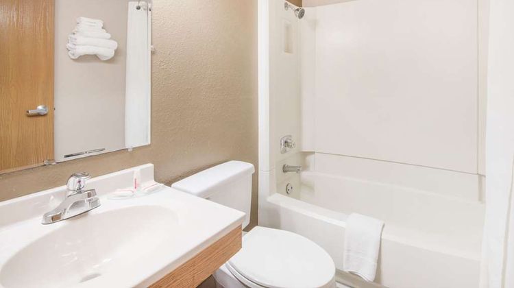 Super 8 Jamestown Room