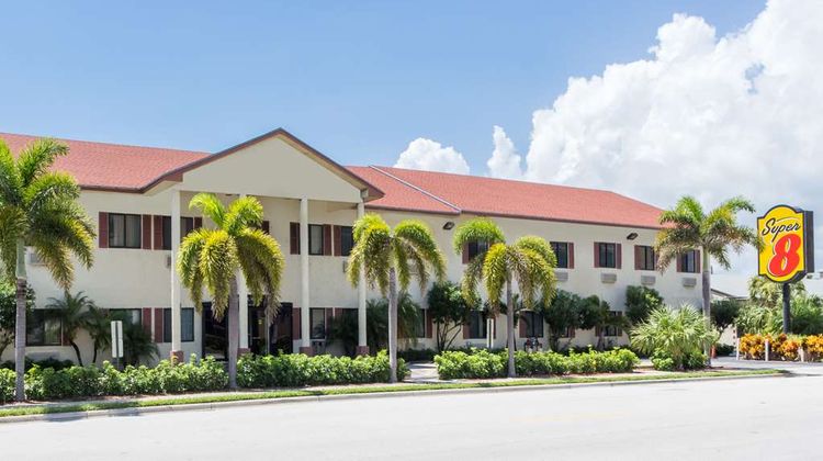 Super 8 by Wyndham Pompano Beach Exterior