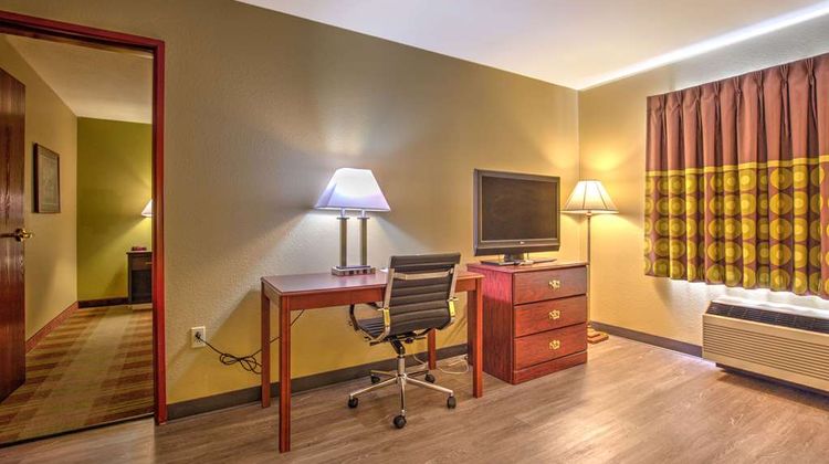 Super 8 Waterloo Suite