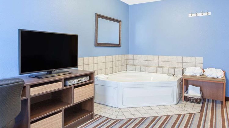 Super 8 Fort Frances Room