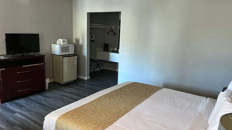 <b>Travelodge Redding Room</b>. Images powered by <a href="https://iceportal.shijigroup.com/" title="IcePortal" target="_blank">IcePortal</a>.