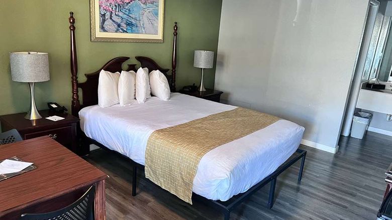 <b>Travelodge Redding Room</b>. Images powered by <a href="https://iceportal.shijigroup.com/" title="IcePortal" target="_blank">IcePortal</a>.