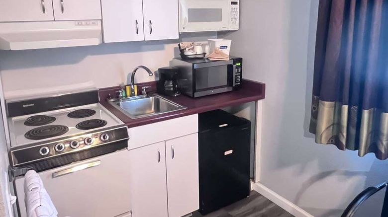 <b>Travelodge Redding Room</b>. Images powered by <a href="https://iceportal.shijigroup.com/" title="IcePortal" target="_blank">IcePortal</a>.