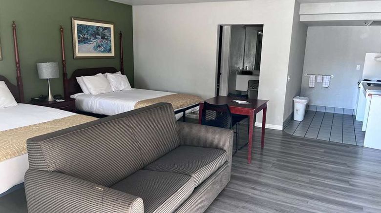 <b>Travelodge Redding Room</b>. Images powered by <a href="https://iceportal.shijigroup.com/" title="IcePortal" target="_blank">IcePortal</a>.