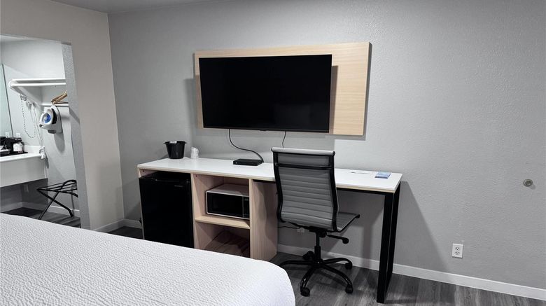 <b>Travelodge Redding Room</b>. Images powered by <a href="https://iceportal.shijigroup.com/" title="IcePortal" target="_blank">IcePortal</a>.