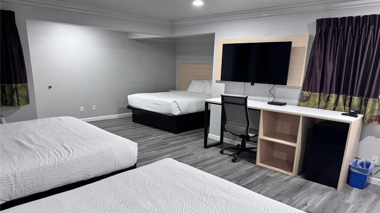<b>Travelodge Redding Room</b>. Images powered by <a href="https://iceportal.shijigroup.com/" title="IcePortal" target="_blank">IcePortal</a>.