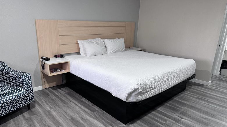 <b>Travelodge Redding Room</b>. Images powered by <a href="https://iceportal.shijigroup.com/" title="IcePortal" target="_blank">IcePortal</a>.