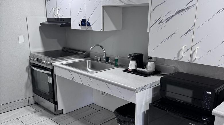 <b>Travelodge Redding Room</b>. Images powered by <a href="https://iceportal.shijigroup.com/" title="IcePortal" target="_blank">IcePortal</a>.