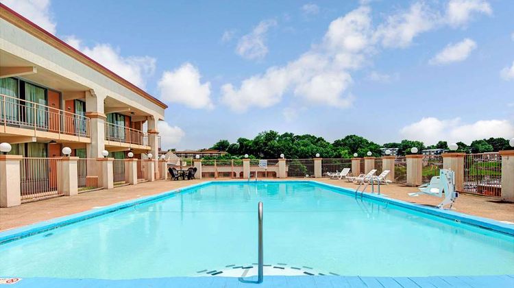 Super 8 by Wyndham Nashville Pool