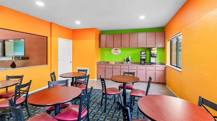Super 8 Houston/Brookhollow NW Restaurant