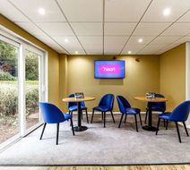 Days Inn Fleet M3 Lobby