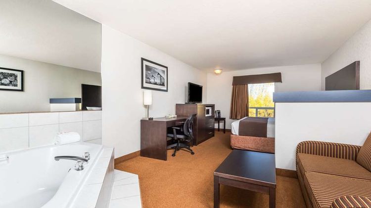 Super 8 Vermilion Suite