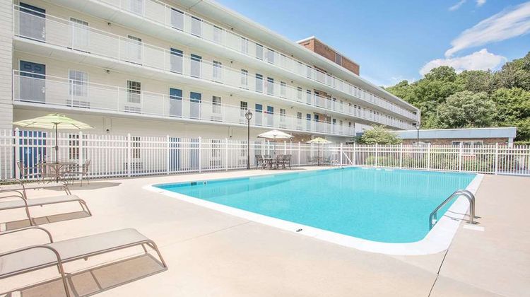 Howard Johnson Express Inn Staunton Pool