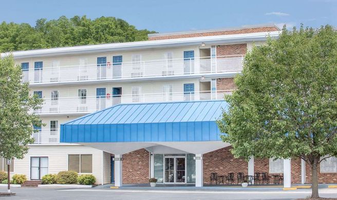 Howard Johnson Express Inn Staunton Exterior