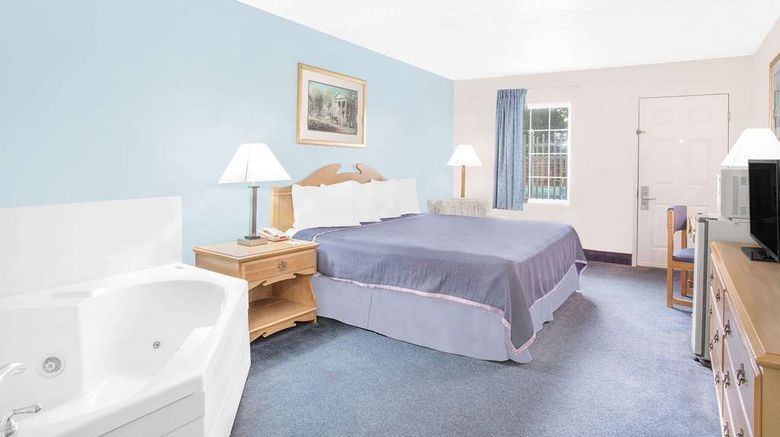 <b>Howard Johnson Express Inn Staunton Suite</b>. Images powered by <a href="https://iceportal.shijigroup.com/" title="IcePortal" target="_blank">IcePortal</a>.