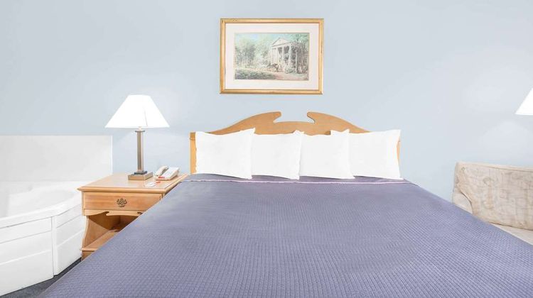 Howard Johnson Express Inn Staunton Suite