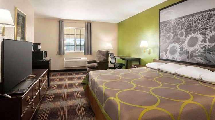 Super 8 Holton Suite