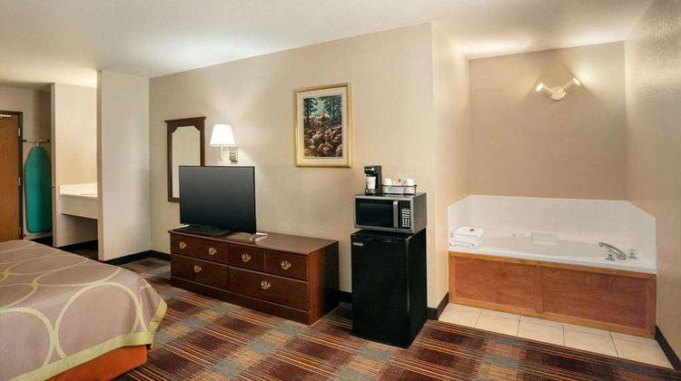 Super 8 Holton Suite