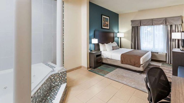 Wingate Schaumburg / Convention Center Suite