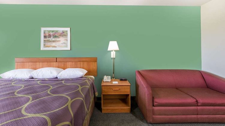 Super 8 Hagerstown/Halfway Area Suite