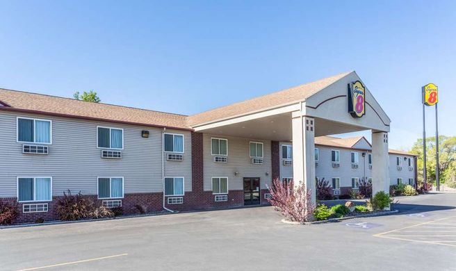 Super 8 Blackfoot Exterior