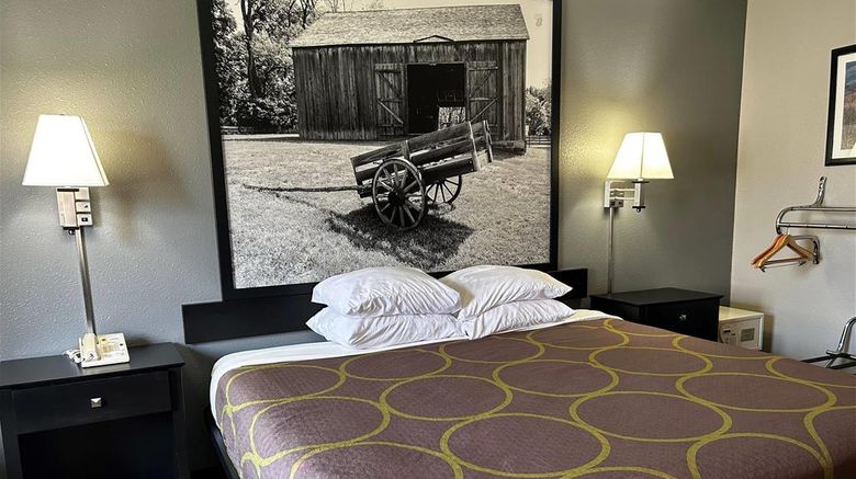 <b>Super 8 Mound City Room</b>. Images powered by <a href="https://iceportal.shijigroup.com/" title="IcePortal" target="_blank">IcePortal</a>.