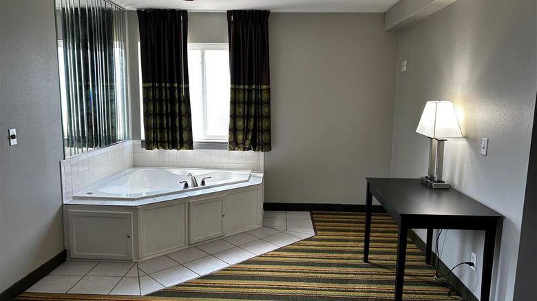 <b>Super 8 Mound City Room</b>. Images powered by <a href="https://iceportal.shijigroup.com/" title="IcePortal" target="_blank">IcePortal</a>.