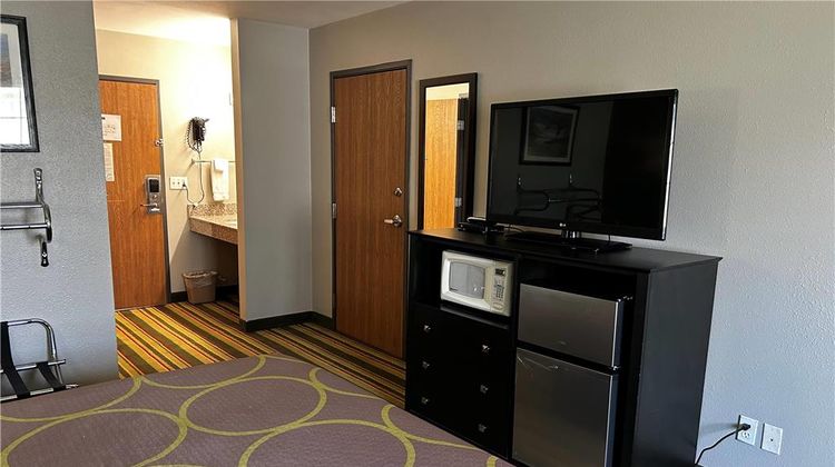 Super 8 Mound City Room