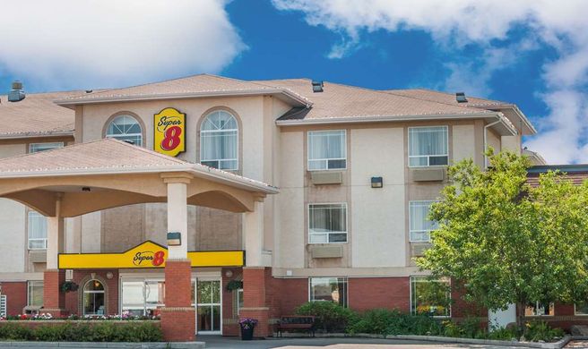 Super 8 High River AB Exterior