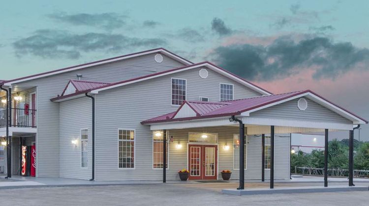 Super 8 Talladega Exterior