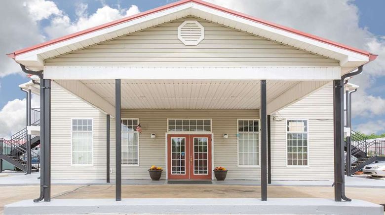 <b>Super 8 Talladega Exterior</b>. Images powered by <a href="https://iceportal.shijigroup.com/" title="IcePortal" target="_blank">IcePortal</a>.