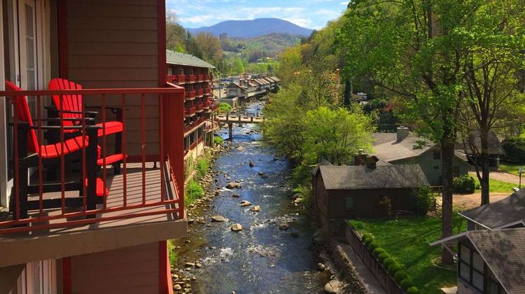 Baymont Inn & Suites on the River Exterior
