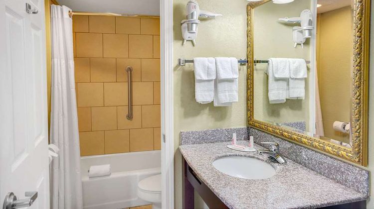 Baymont Inn & Suites on the River Room