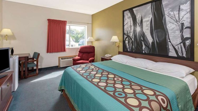 Super 8 Cresco Room
