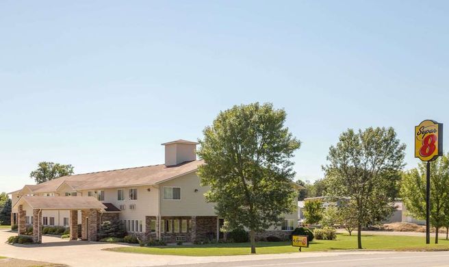 Super 8 Cresco Exterior