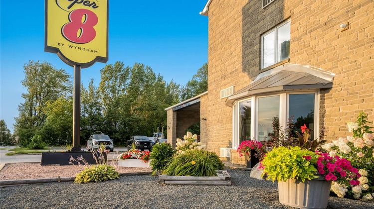 Super 8 North Bay Exterior